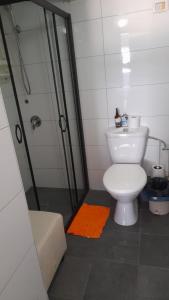 y baño con aseo blanco y ducha. en Short Term Apartment Tel Aviv Bat Yam 352, en Bat Yam