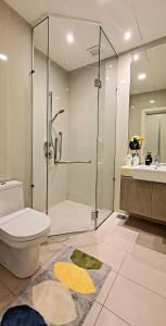 ein Bad mit einer Dusche, einem WC und einem Waschbecken in der Unterkunft M City Ampang MY in Kuala Lumpur