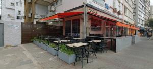 un restaurante con mesas y sillas en una calle de la ciudad en Short Term Apartment Tel Aviv Bat Yam 352, en Bat Yam