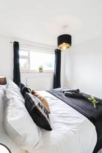 En eller flere senge i et værelse på Large 3 Bed - Free Parking - Long Stay Discount