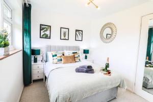 En eller flere senge i et værelse på Large 3 Bed - Free Parking - Long Stay Discount