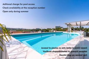 una foto di una piscina in un resort di Urbio Private Suites a Cluj-Napoca