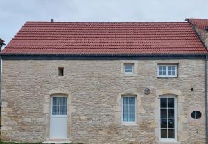 a brick building with a red roof at L’Impasse in Rully