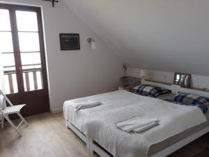 1 dormitorio con 1 cama con 2 toallas en Wyskok 1 - dom z widokiem, en Srokowo