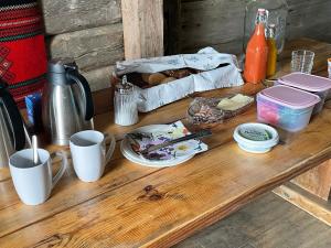 Miehikkälä的住宿－Angervo，一张木桌,上面有杯子和盘子