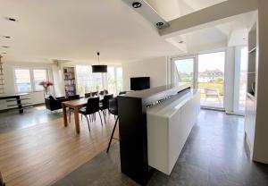 Vakantieappartement 'Golf Azur' في ميدل كيرك: غرفة معيشة مع مطبخ وغرفة طعام
