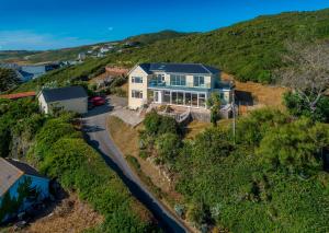 una vista aérea de una casa en una colina en Superb Panoramic Sea Views Sleeps 10 Pet Friendly, en Woolacombe