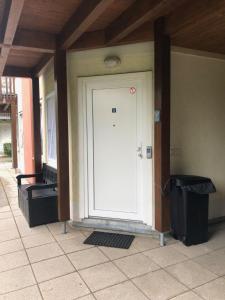 uma porta branca do lado de um edifício em GottwaldHaus-Freiberg-Apartment / B em Freiberg