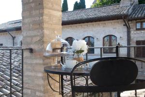 a table with a glass jar on a balcony at Residenza Porta Perlici Assisi Apartment in Assisi