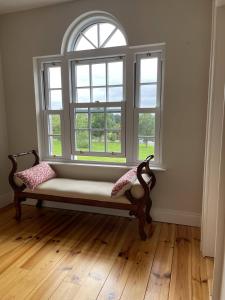 un banco en una habitación con ventana en Cushenny House. A haven in the Orchard County., en Portadown