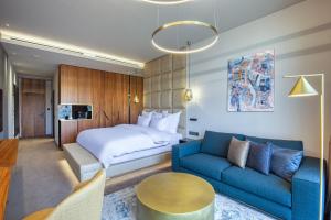 プラハにあるThe Presidentのホテルルーム(ベッド1台、青いソファ付)