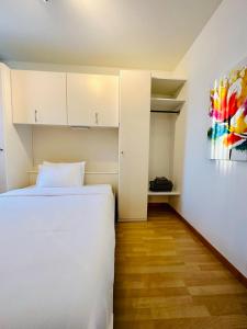 een slaapkamer met een bed en een schilderij aan de muur bij Urbanstay Suites Apartment In Charming Sablon in Brussel