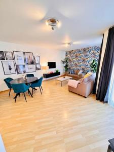 sala de estar con sofá y mesa en Urbanstay Suites Apartment In Charming Sablon, en Bruselas