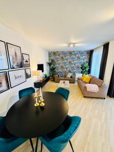 een woonkamer met een tafel en stoelen en een bank bij Urbanstay Suites Apartment In Charming Sablon in Brussel