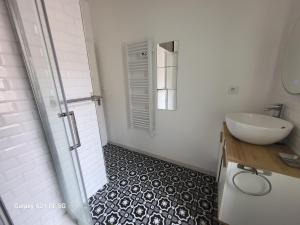 アジャクシオにあるT3 Ajaccio vue merの白いバスルーム(シンク、シャワー付)