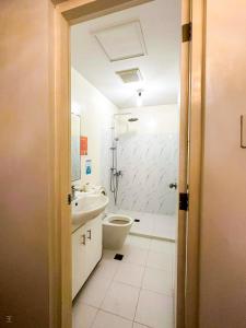 een badkamer met een toilet en een wastafel bij Pico de Loro Cove Hamilo Coast, Apartment 519, Corner Studio Unit, Jacana B Condominium in Nasugbu