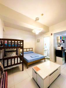 een slaapkamer met 2 stapelbedden en een woonkamer bij Pico de Loro Cove Hamilo Coast, Apartment 519, Corner Studio Unit, Jacana B Condominium in Nasugbu