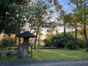 un gazebo e una panchina in un parco di B&B Casa dei Cuori - Natura, Silenzio, relax a 550 m di quota a Langhirano