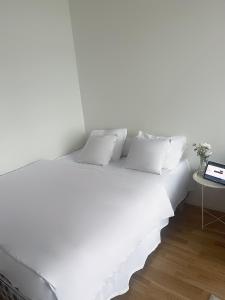 Un pat sau paturi într-o cameră la Cozy home
