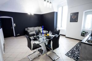 ein Esszimmer mit einem Tisch und schwarzen Stühlen in der Unterkunft HomeHoliday 2,0 - MY PLACE SANREMO in Sanremo