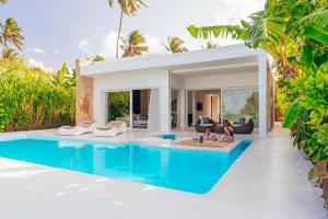 einen Pool im Hinterhof einer Villa in der Unterkunft Y Residential Luxury Villas in Dikoni