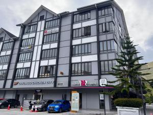 un edificio con un árbol de Navidad delante de él en BEATRIX HOTEL en Brinchang