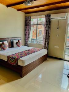 a bedroom with a large bed with a window at Elepath Lodge- Pinnawala in Pinnawala