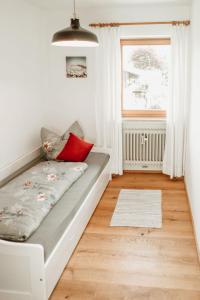Un pat sau paturi într-o cameră la Ferienwohnung Christine Fischer