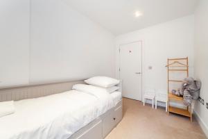 Fotografie z fotogalerie ubytování Spacious Modern 3 BR Apt w Balcony, Woolwich v destinaci Woolwich