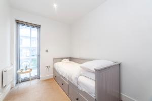 Fotografie z fotogalerie ubytování Spacious Modern 3 BR Apt w Balcony, Woolwich v destinaci Woolwich