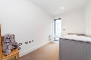 Fotografie z fotogalerie ubytování Spacious Modern 3 BR Apt w Balcony, Woolwich v destinaci Woolwich