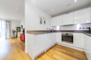 Fotografie z fotogalerie ubytování Spacious Modern 3 BR Apt w Balcony, Woolwich v destinaci Woolwich