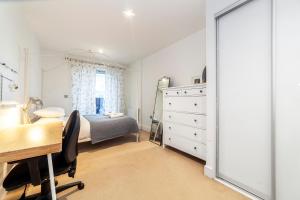 Fotografie z fotogalerie ubytování Spacious Modern 3 BR Apt w Balcony, Woolwich v destinaci Woolwich