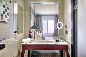 a bathroom with a sink and a mirror at Hotel Cortes Rambla in Barcelona