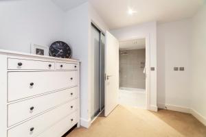 Fotografie z fotogalerie ubytování Spacious Modern 3 BR Apt w Balcony, Woolwich v destinaci Woolwich