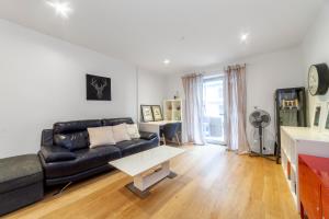 Fotografie z fotogalerie ubytování Spacious Modern 3 BR Apt w Balcony, Woolwich v destinaci Woolwich