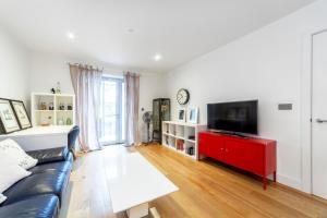 Fotografie z fotogalerie ubytování Spacious Modern 3 BR Apt w Balcony, Woolwich v destinaci Woolwich