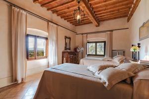 een slaapkamer met 2 bedden en een raam bij Residenza privata Paradiso in Sansepolcro