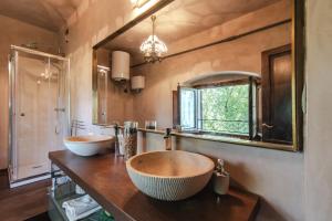 聖塞波爾克羅的住宿－Residenza privata Paradiso，一间带两个盥洗盆和大镜子的浴室