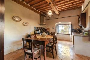 een keuken met een tafel en stoelen in een kamer bij Residenza privata Paradiso in Sansepolcro