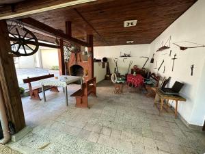 salon ze stołem i krzesłami w obiekcie Славина къща w mieście Perushtitsa
