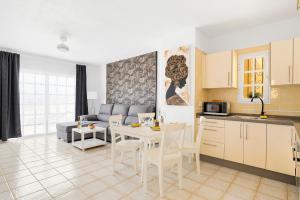 Una cocina o kitchenette en Golden Sunset Ocean View