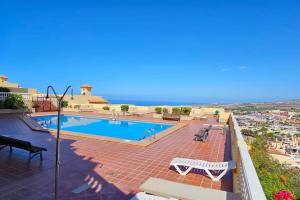 La pileta dentro o cerca de Golden Sunset Ocean View