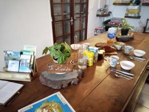 una mesa de madera con comida encima en Ti'Kratèr Chambres et tables d'hôtes en Le Tampon