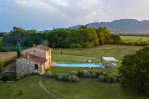 eine Luftaufnahme eines Hauses mit Swimmingpool in der Unterkunft Il Conte, Traditional Tuscany 3 bedrooms Luxury Farmhouse Villa with Private Pool and SPA in Orentano in Orentano