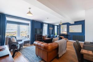Posezení v ubytování Shorefront Apartment - Sea View with 3 Bedrooms