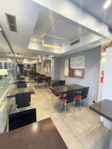 a dining room with tables and chairs at SM Hotel Sant Antoni in Barcelona