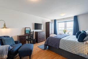 Postel nebo postele na pokoji v ubytování Shorefront Apartment - Sea View with 3 Bedrooms