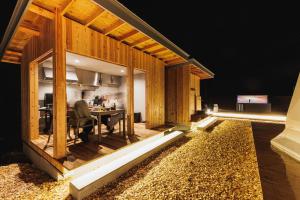 een houten huis met een eettafel in de achtertuin bij dots by Dot Glamping Suite 001 in Fujikawaguchiko