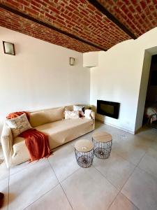 ein Wohnzimmer mit einem Sofa und 2 Tischen in der Unterkunft Chez Emile !- Appartement Atypique (Arras) in Arras